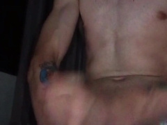 Novinho magrinho se mostrando e gozando com a câmera