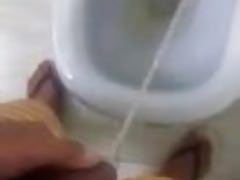 macho dando aquela mijada matinal