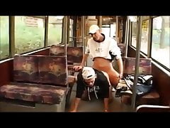 Sneaker im Bus