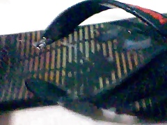 Lavei o chinelo Havaianas do novinho com minha porra