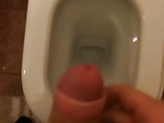 Cazzone duro schizza in bagno