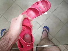 Fuck cum my cousin little rubber Arena beach pool sandals