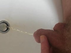 Ins Waschbecken pinkeln