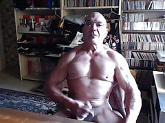 Mascled Daddy Cumming on Camera