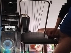 un baiat al satisface pe un apex sexual frecandui pemisul pe scaun pama e ejaguleaza d