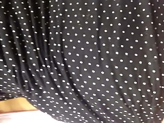 Doll - Lya en robe noire a pois blancs et string fendu