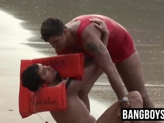 Lifeguard bangs cute jock after saving him nude on beach