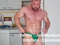 bodybuilder with well-lubed figure milks off and ripples