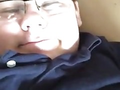 Gordito con lentes en la cama 90
