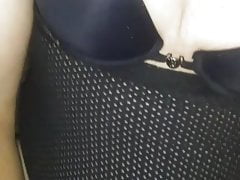 Striptease soutien gorge. Et me masturbe