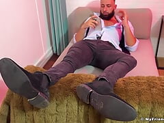 Hairy stud Maui shows off his massive feet while jerking off