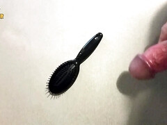 Handjob and cumshot on a haribrush