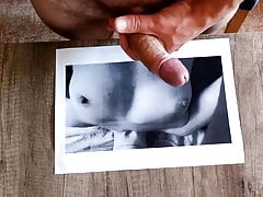 Krummer Schwanz spritzt auf sexy Tittenfoto