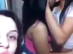 Chicas turnandose para comerse la boca