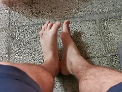 Feet ready for sniffing