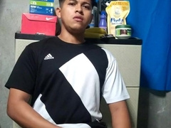 Joven latino rico se masturba en su habitación