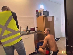 fui entregar água na casa do viadinho, Me deu mole, já aproveitei pra comer o rabão dele