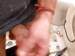 Mann befriedigt sich selbst im Badezimmer