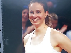 Mona Barthel tribue