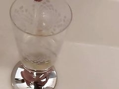 pee in glas
