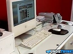 Joey Steels jacking in front of the computer to reach climax