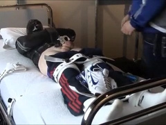 Gefesselt in Zwangsjacke und Segufix