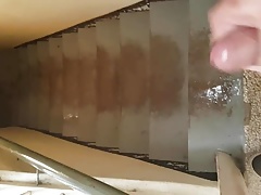 Im Hausflur Pissen und spritzen Teil 2