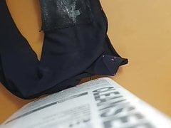 Sborro sulle mutandine bagnate di mia sorella 2..