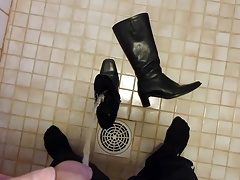Piss in wifes black leather boot