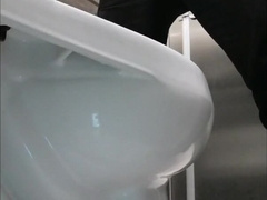 Señor se excita en baño publico