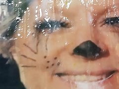 Lisa die Katze mit Sperma und Pisse bedeckt
