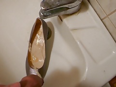 Piss in wifes grey classic pump