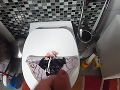 Abgesahnt auf den getragenen slip meiner frau