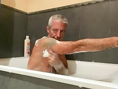 MASTURBATING MY DICK IN THE BATHTUB ( by WILDSPAINCOUPLE)