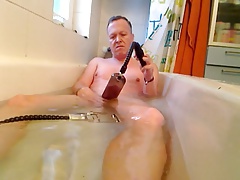 Pumping, stretching, cumming in the tub