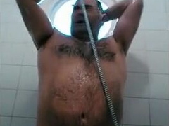 Osito caliente con una gran polla se ducha y se pajea. 4