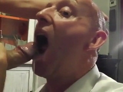 Saugender Nachbar: Amateur-Blowjob von einem Muskelprotz