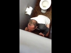 Gloryhole auf der Toilette