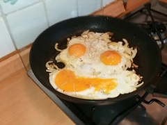 Kozzy makes breakfast and nutting on food, yummy jism