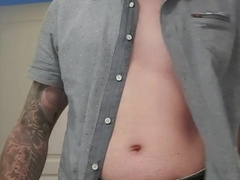 Je me branle avant la shower et sperme sur mes pieds