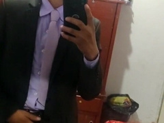 Me hago una paja después de que llegó del trabajo bien caliente