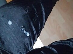 Satin Hose wird bespuckt