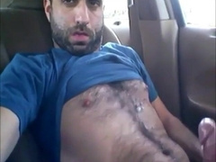 Pajote de barbudo peludo en el coche23