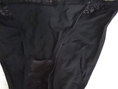 Petite ejac sur la culotte sale de ma femme
