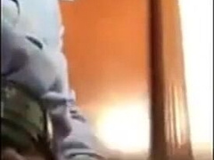 Porteiro dando aliviada no trampo