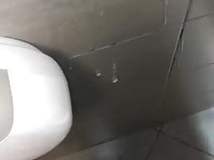 Schizzata nei cessi