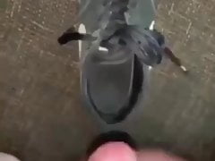Sneaker vom Kollegen vollgesaut