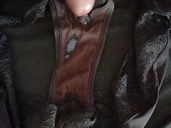 Ejac dans une autre culotte portee de ma femme
