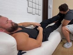 Bulky otter Girth enjoys some serious foot worship for his size 14 feet