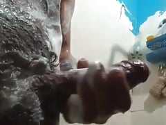 Every time I take a bath I masturbate and I'm looking for someone who wants to do it with me in the bathtub.